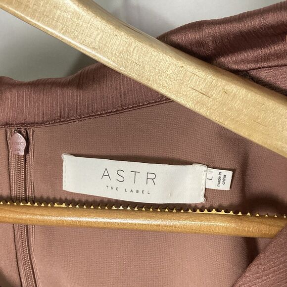 ASTR The Label Satin Muave Cut Out Front Mini Dress Button Sz Large Cocktail - Picture 2 of 10